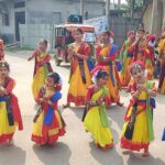 বসন্ত উৎসবে কচিকাচাদের সাথে তাল মিলিয়ে অভিভাবক