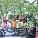 হুড খোলা গাড়িতে নির্বাচনী প্রচারে অংশ গ্রহন মুখ্যমন্ত্রীর