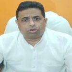 প্রচারে বেড়িয়ে তৃণমূলের সুজাতার মতই সেলুনে সময় কাটালেন বিজেপির সৌমিত্র