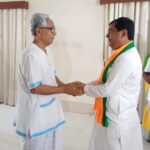 ভোট প্রচারে প্রাক্তন মুখ্যমন্ত্রী মানিক সরকারের সরকারি বাসভবনে বিজেপি প্রার্থী দীপক