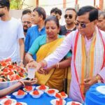 পুর নিগমের উদ্যোগে ঠান্ডা পানীয় জল ও ফল বিতরণ