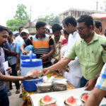 মুখ্যমন্ত্রীর উদ্যোগে পথ চলতি সাধারণ মানুষের মধ্যে জল এবং ফল বিতরণ
