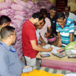 মহারাজগঞ্জ বাজারের খাদ্য দপ্তরের অভিযান