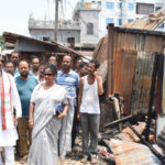 দুর্গাচৌমুহনীস্থিত অগ্নিকাণ্ডে ক্ষতিগ্রস্ত ব্যবসায়ীদের সঙ্গে দেখা করলেন মেয়র