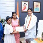 উত্তর পূর্বাঞ্চলের সম্ভাব্য প্রথম ধনঞ্জয় দাস কাঠিয়া বাবা মিশন স্কুলের কৃতি ছাত্রী দেবাঙ্গনা দাসের সঙ্গে দেখা করে শুভেচ্ছা জানালেন মুখ্যমন্ত্রী