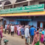 তীব্র গরমের মাঝে কল্যাণপুর গ্রামীণ ব্যাংকে গ্রাহক হয়রানির অভিযোগ