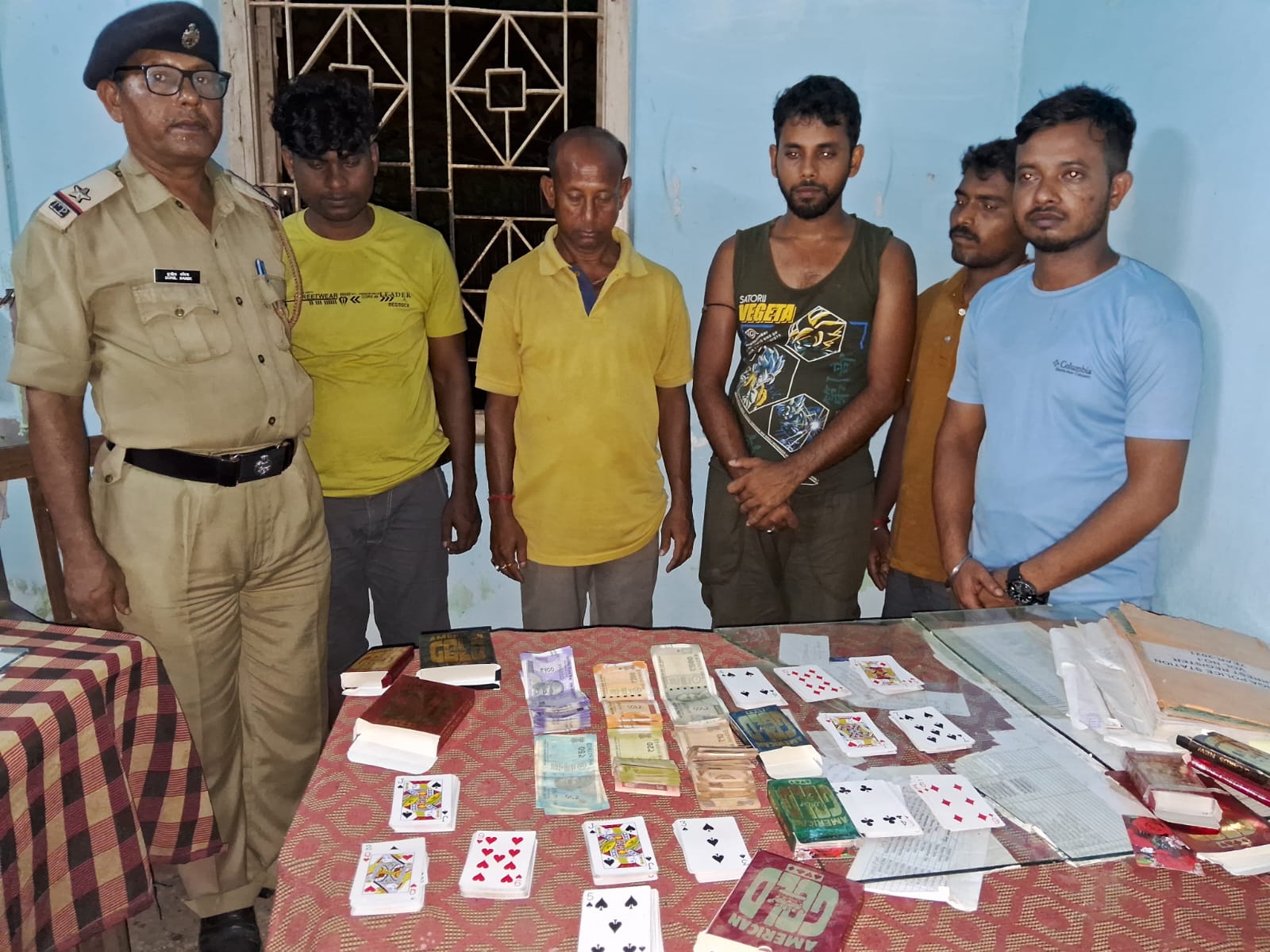 জুয়ার সামগ্রী সহ আটক পাঁচ