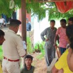 প্রকাশ্য দিবালোকে চুরি করতে গিয়ে আটক চোর