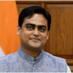 প্রতিমন্ত্রী শান্তনু ঠাকুরকে সঙ্গে নিয়ে বন্দর, নৌপরিবহণ এবং জলপথ দফতরের মন্ত্রী হিসেবে পুনর্বার দায়িত্ব নিলেন সর্বানন্দ সনোয়াল- বিভাগীয় আধিকারিক ও কর্মচারীদের দেশের জনগণকে উৎকৃষ্ঠ সেবা প্রদানের লক্ষ্যে কাজ করার আহ্বান