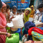 তীব্র জলসঙ্কটে রাজধানী, জলের ট্যাঙ্কার আসতেই হুড়োহুড়ি দিল্লিবাসীর