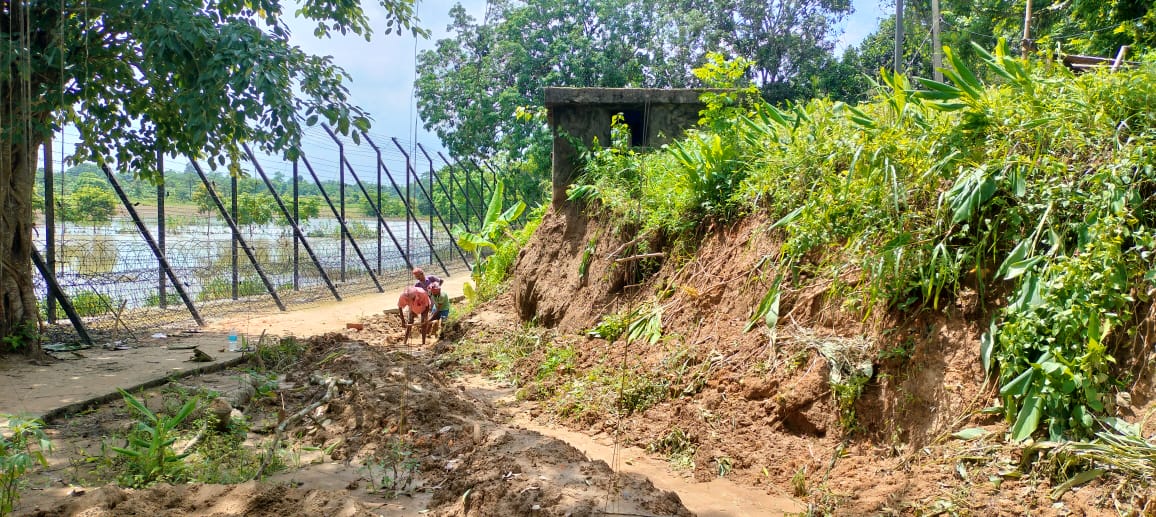 পুনরায় শুরু হয়েছে মুহুরীঘাট এলাকায় রিটেইনিং ওয়াল নির্মাণের কাজ