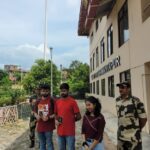 বাংলাদেশ থেকে ভারতে ফিরে আসছেন শিক্ষার্থীরা, শ্রীমন্তপুর আইসিপিতে দায়িত্বপ্রাপ্ত বিএসএফ আধিকারিকদের সাহায্যের হাত বাড়িয়ে দিয়েছেন 