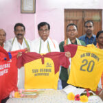 কল্যাণ সমিতির ফুটবল খেলোয়াড়দের হাতে জার্সি তুলে দিলেন মেয়র