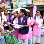 বায়ু দূষণের প্রভাব সম্পর্কে জনসচেতনতা তৈরিতে সচেতনতামূলক রেলির আয়োজন করে ওমেন্স কলেজের ছাত্রীরা
