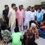 বন্যায় ক্ষতিগ্রস্ত এলাকা ও ত্রাণ শিবির পরিদর্শন করলেন মুখ্যমন্ত্রী, খতিয়ে দেখলেন ত্রাণ ব্যবস্থাদি