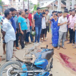 পুর নিগমের গাড়ির ধাক্কায় গুরুতর ব্যক্তি, প্রতিবাদে পথ অবরোধ