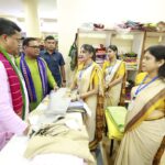 রাজ্যের নিজস্ব উৎপাদিত হস্ততাঁত সামগ্রী ব্যবহারে বিশেষ গুরুত্ব দিলেন মুখ্যমন্ত্রী