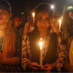 কলকাতায় চিকিৎসককে ধর্ষণ ও হত্যার প্রতিবাদে রাতে ঢাকা বিশ্ববিদ্যালয়ে বিক্ষোভ
