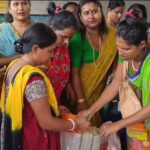 বন্যায় দূর্গতদের পাশে দাঁড়ালেন বৃহন্নলারা