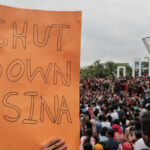 বাংলাদেশে সরকারের পদত্যাগের দাবীতে সব পথ মিশেছে ঢাকার কেন্দ্রীয় শহীদ মিনারে