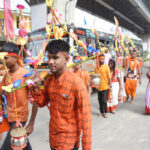 শ্রাবণের তৃতীয় সোমবারে হাওড়া নদীর জলে শিবের  বিশেষ  আরাধনায় ব্রতী ভক্তরা