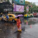 ঘূর্ণাবর্তের জেরে বৃষ্টি হচ্ছে দক্ষিণবঙ্গে, পারদ নিম্নমুখী মহানগরীতে