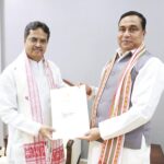 রাজ্যের বন্যায় ত্রাণ কাজে আর্থিক সহায়তা নিয়ে এগিয়ে এল আসাম সরকার, মুখ্যমন্ত্রীর হাতে ৫ কোটি টাকার অর্থরাশি তুলে দিলেন আসামের মন্ত্রী