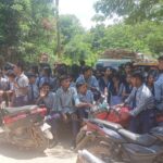 বিদ্যালয়ের শিক্ষক স্বল্পতা দূরীকরণ এবং পরিকাঠামগত উন্নয়নের দাবিতে রাস্তা অবরোধে ছাত্রছাত্রীরা