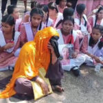 অপহৃত নাবালিকা ছাত্রী উদ্ধারের দাবীতে পথ অবরোধ