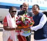 ছত্তিশগড় সফরে রাষ্ট্রপতি দ্রৌপদী মুর্মু, বিমানবন্দরে অভ্যর্থনা জানালেন রাজ্যপাল ও মুখ্যমন্ত্রী