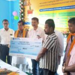 ভেন্ডার লাইসেন্স বিতরণ অনুষ্ঠানে মেয়র দীপক মজুমদার