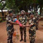সীমান্তে সীমা প্রহরীদের সাথে দীপাবলি উদযাপনে বিএসএফ-এর আইজি
