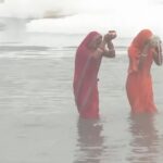 ছটপুজোর সূচনা, কালিন্দী কুঞ্জে বিষাক্ত ফেনার মধ্যেই আচার অনুষ্ঠান ভক্তদের 