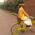 সাইকেল চালিয়ে সংসদে এলেন কালিশেট্টি, চমকে দিলেন টিডিপি সাংসদ 