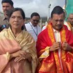 সস্ত্রীক তিরুপতি বালাজি মন্দিরে পূজার্চনা কেজরির, সুখ ও সমৃদ্ধির জন্য করলেন প্রার্থনা 