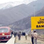 তুষারপাতে রেললাইনে জমল বরফ, বানিহাল-বারামুল্লায় ট্রেন পরিষেবা বন্ধ