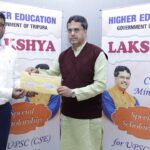 সাগর দত্ত মজুমদারের হাতে মুখ্যমন্ত্রী ৫ লক্ষ টাকার মঞ্জুরিপত্র তুলে দিলেন