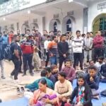 স্থায়ীভাবে নিয়োগের দাবিতে দ্বিতীয় দিনেও সিপাহীজলা অভয়ারণ্যের সামনে বিক্ষোভ বনমিত্র কর্মীদের