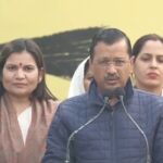 মহিলাদের মাসে ২,১০০ টাকা করে আর্থিক সাহায্য, বড় ঘোষণা কেজরিওয়ালের
