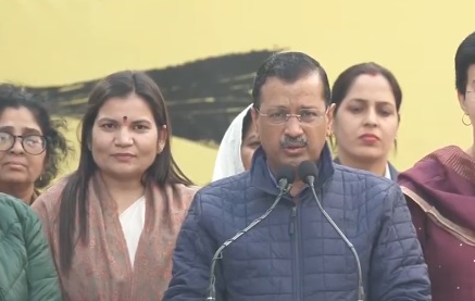 মহিলাদের মাসে ২,১০০ টাকা করে আর্থিক সাহায্য, বড় ঘোষণা কেজরিওয়ালের