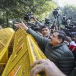 শীশ মহল বিতর্কে মুখ্যমন্ত্রীর বাসভবনের সামনে এএপি নেতারা, রুখে দিল পুলিশ