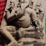 মাটির নীচ থেকে একটি বড় পাথরের মূর্তি উদ্ধার, তীব্র চাঞ্চল্য