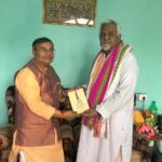 অধ্যাপক অরুণোদয় সাহার বাড়িতে শুভেচ্ছা বিনিময়ে মন্ত্রী রতন লাল নাথ