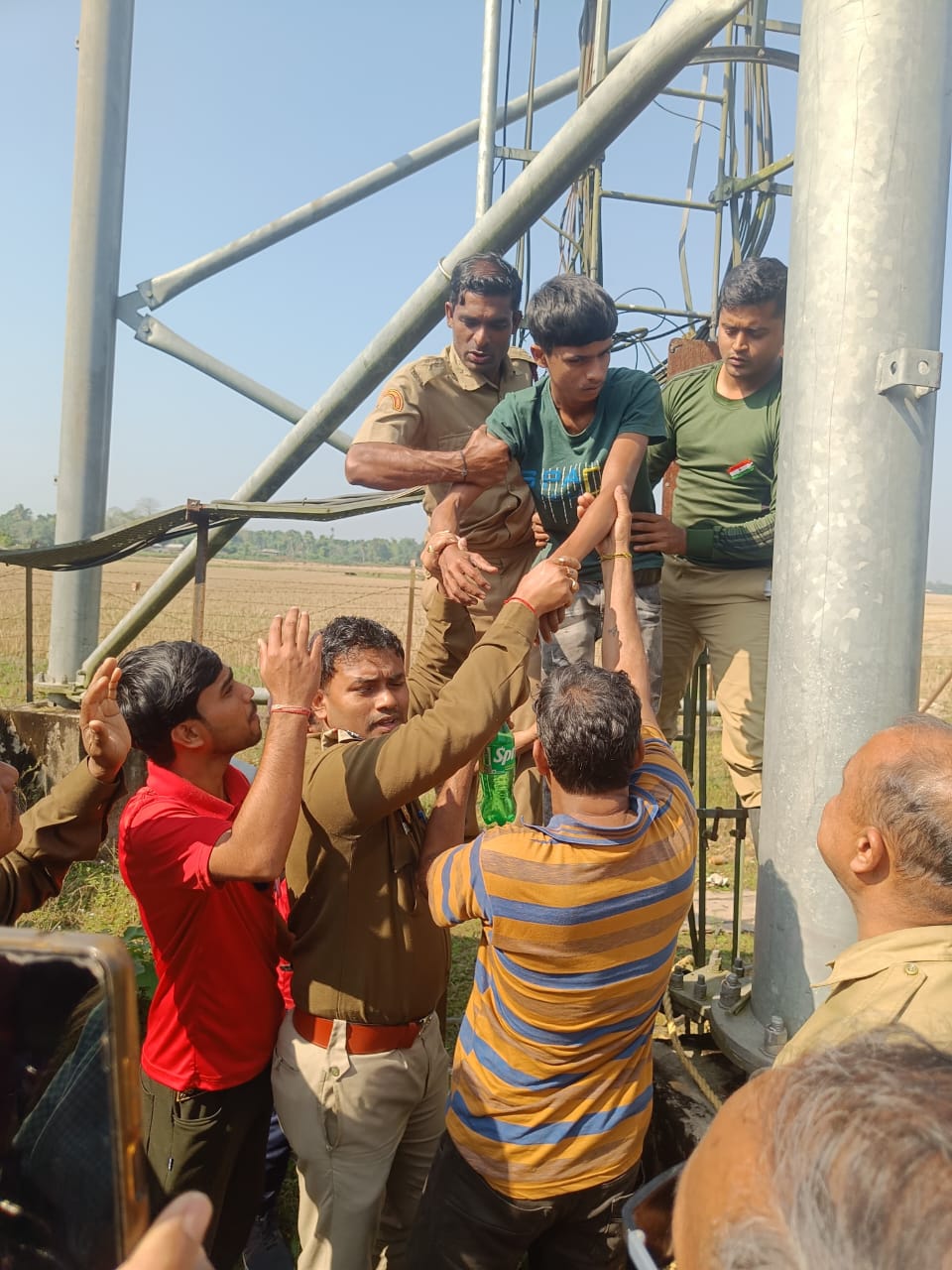 ওয়াতিলং পাড়ায় টাওয়ারে চড়ে বসল&hellip;