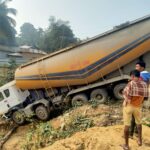 কল্যাণপুরে সিমেন্ট বোঝাই গাড়ি খাঁদে, প্রাণে বেঁচে যায় চালক