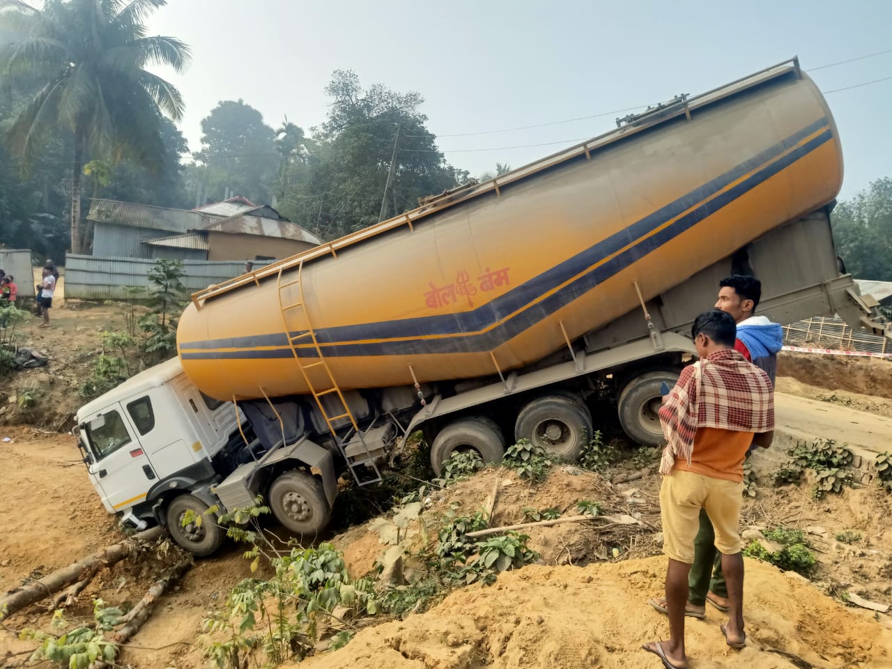 কল্যাণপুরে সিমেন্ট বোঝাই গাড়ি খাঁদে,&hellip;