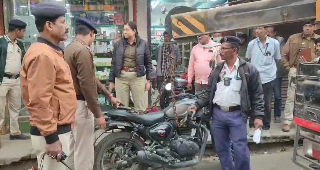 শহরে ট্রাফিক পুলিশের অভিযান, বাজেয়াপ্ত বহু বাইক, স্কুটি