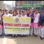 যানবাহন চালকদের সচেতন করতে মহিলা মহাবিদ্যালয়ের পড়ুয়াদের প্রয়াস