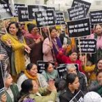 কেজরিওয়ালের বাড়ির বাইরে মহিলাদের বিক্ষোভ, আটক করল পুলিশ