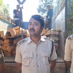 বন কর্মীদের ঝটিকা অভিযানে উদ্ধার বিপুল পরিমাণ চোরাই কাঠ, পলাতক কাঠ মাফিয়া